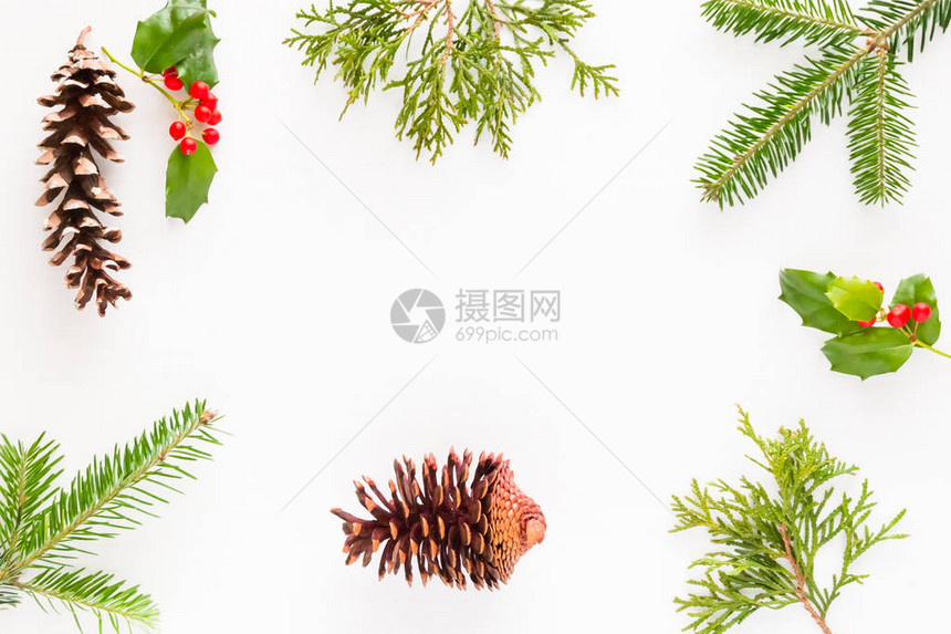 白色木质桌上的圣诞装饰自然元素平板布局带有边框和复制空间的图片