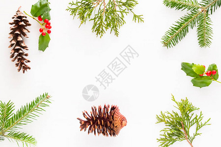 白色木质桌上的圣诞装饰自然元素平板布局带有边框和复制空间的图片