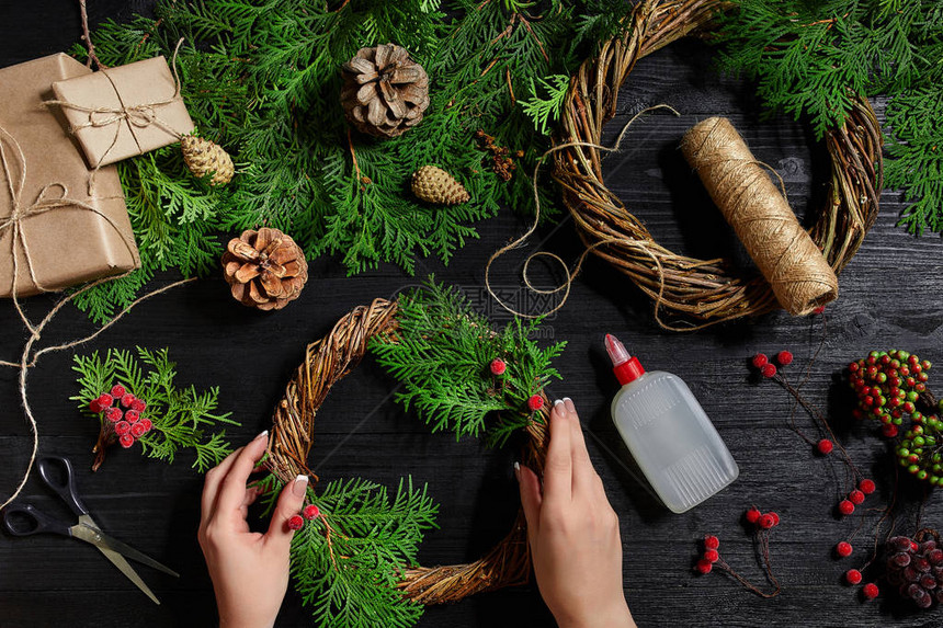 圣诞装饰制造商用自己的双手节日的圣诞花环新年庆典制作装饰品的大师班图片