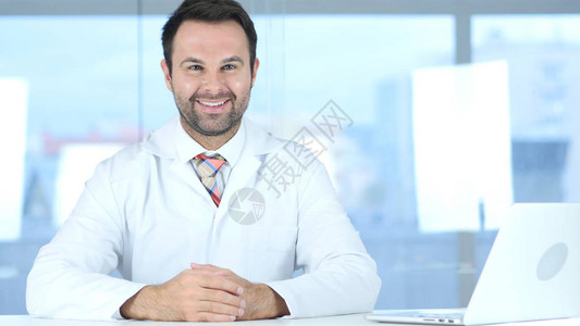 在诊所选址的微笑积极医生的肖像图片