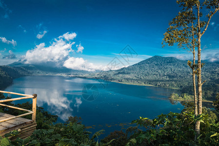 湖面的目光从巴厘布扬湖的一个山丘图片