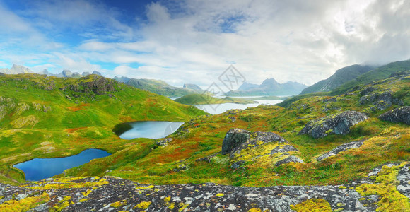 挪威的阳光日挪威山脉的绿谷洛福顿岛美丽的景色和山地湖泊图片