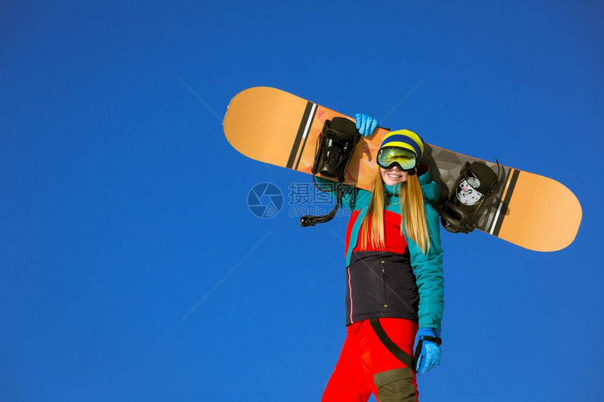 有滑雪板的活跃女人图片
