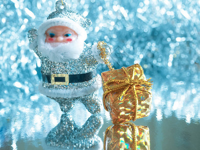 小玩具圣诞老人带着礼物在辉煌图片