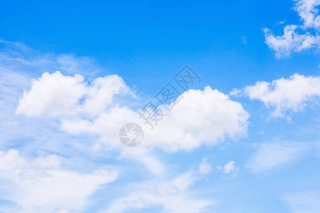 多云和蓝天背景图片