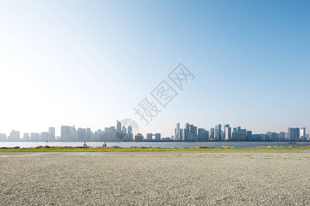 蓝天下杭州钱江新区的空地与城市景观背景图片