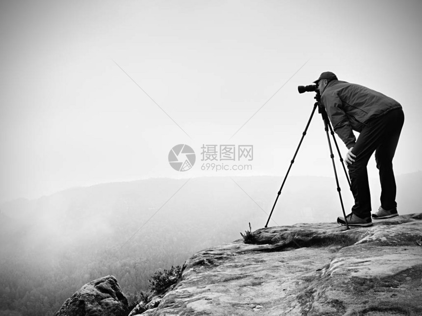 野生动物摄影师在山顶工作图片