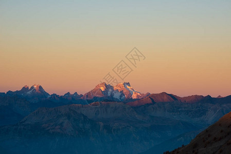 阿尔卑斯山脉的日落图片