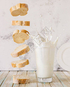 面包和牛奶飞的面包和奶水在图片