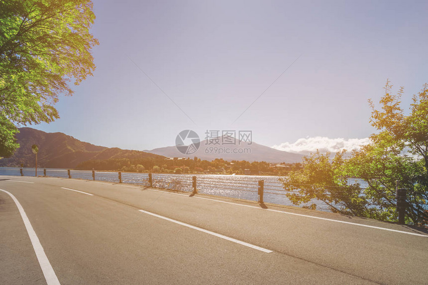 美丽的道路风景与湖泊和山脉景观背景旅行交通公路旅行图片