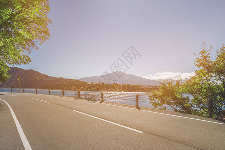 美丽的道路风景与湖泊和山脉景观背景旅行交通公路旅行图片