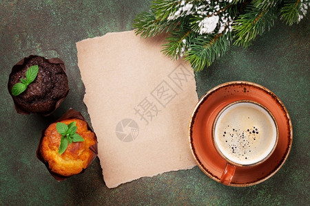 圣诞愿望咖啡杯松饼和雪圣诞树的纸带图片