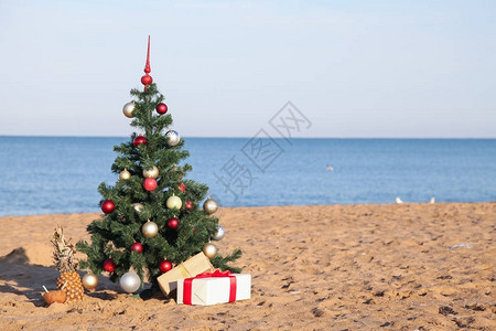 海滩上的圣诞节与新年礼物图片