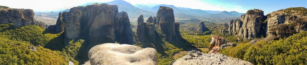 希腊Meteora岩石修道院建筑群的戏剧全景背景图片