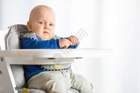 婴儿用BLW方法吃面包和黄瓜图片