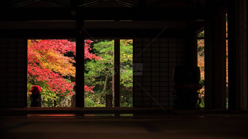 在日本京都的南禅寺花园寺庙秋季坐在建筑物上享受秋天的色彩或koyo旅游目的地看五图片