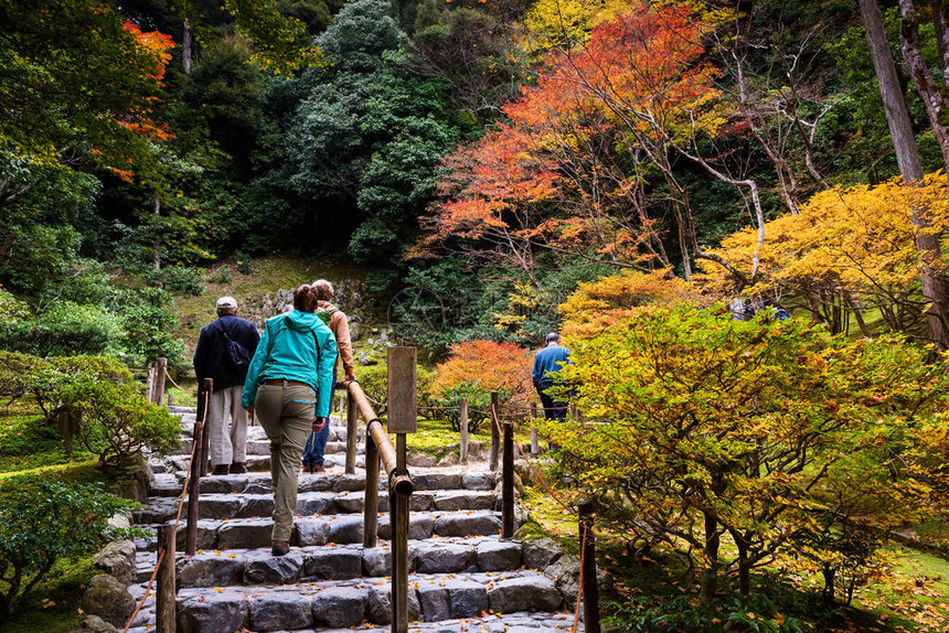 外国游客步行上山参观日本京都银阁寺美丽的秋季花园这是最著名的地标之一图片