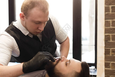 理发店的理发师做胡子理发男图片