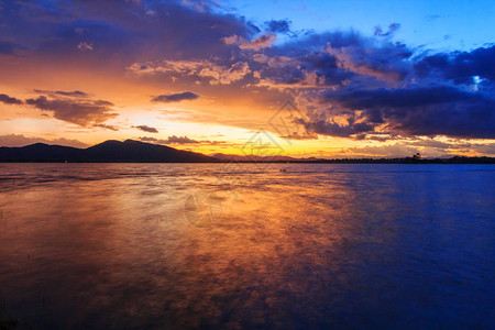 日落时湖景图片