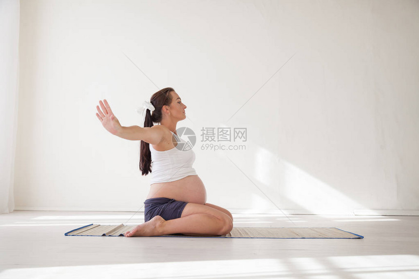 一名孕妇从事体操和瑜伽分娩图片