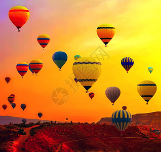热气球飞越土耳其卡帕多西亚戈雷梅图片