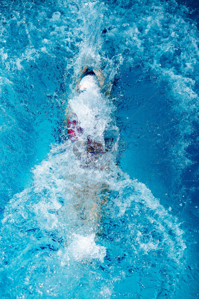 在游泳池里游泳的运动女子图片