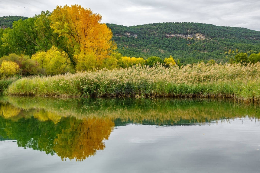 湖上秋季倒影全景图片