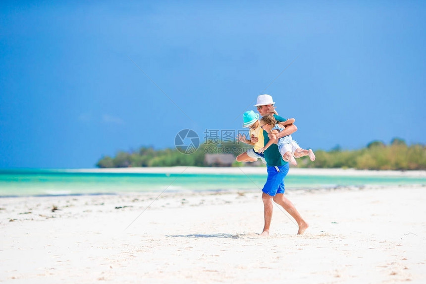 享受海滩暑假的父亲和孩子图片