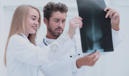 两名医生研究X光图象在图片