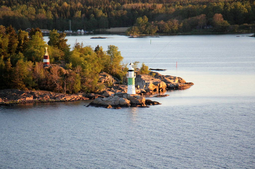 沿海灯塔安装在海边和沿海岛屿上图片