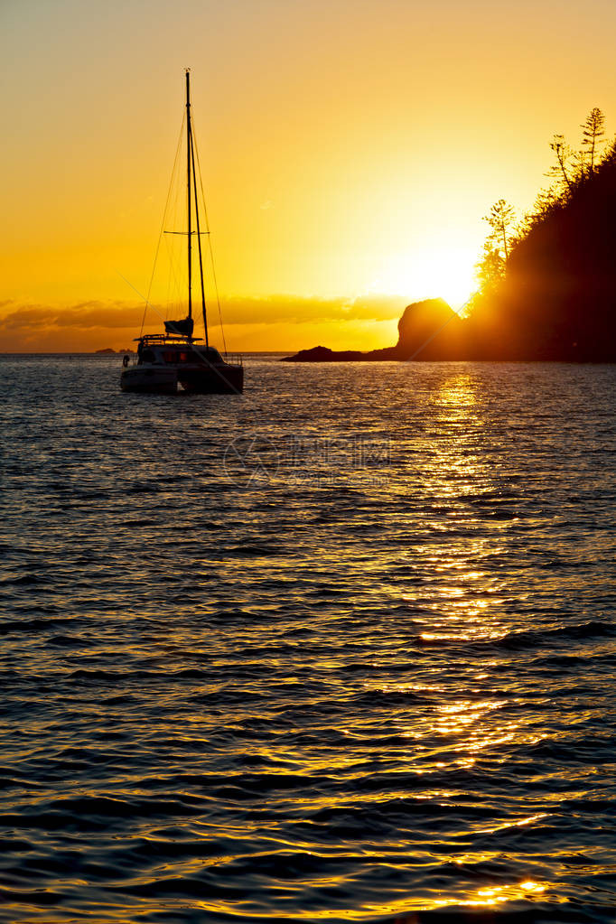在澳洲的船上和日出在惠特孙岛的海中像天堂图片