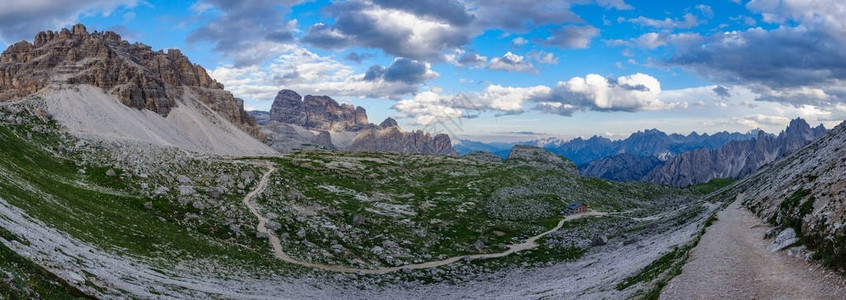 TreCimediLavaredo登山足迹和避难所的顶端景色图片