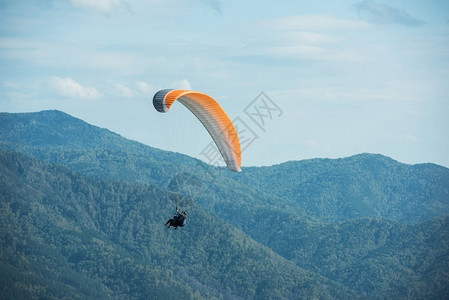在山上滑翔伞滑翔伞在山上战背景图片