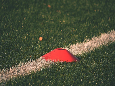 足球场上的训练标记在人造绿色草坪背景上绘制的白线标记有塑料草的图片