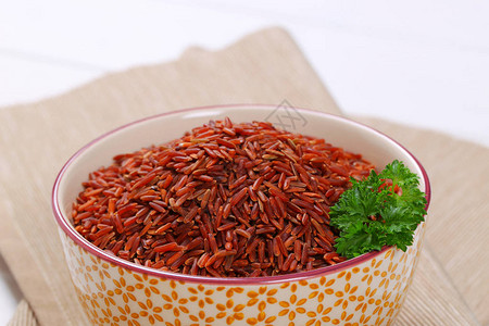 甜米边垫上的红饭背景图片