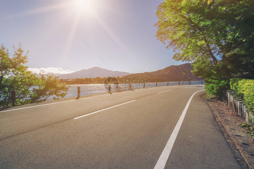 美丽的道路风景与湖泊和山脉景观背景旅行交通公路旅行图片