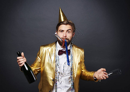 用香槟迎接新年的男人图片