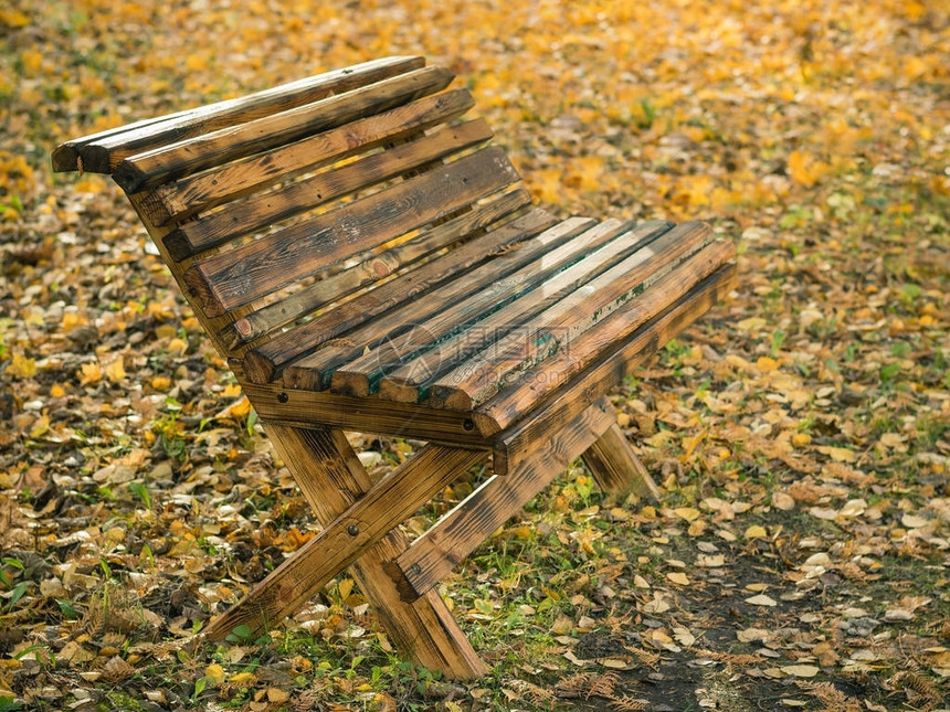 秋天市公园的漂亮的木板凳在城图片