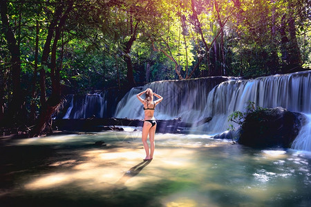 泰国自然瀑布中的比基尼女图片