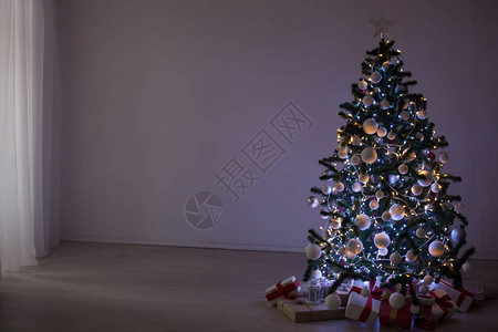 圣诞装饰圣诞树与圣诞花环1图片