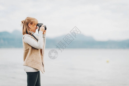 可爱的小女孩在日内瓦湖上享受美好的一天图片