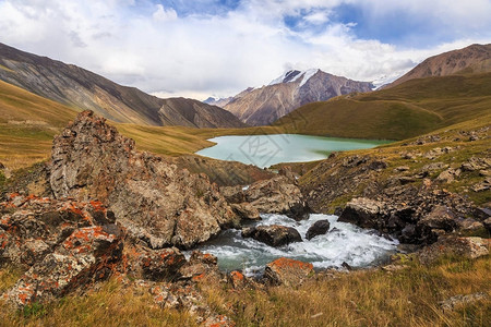 TeshikKul湖吉尔斯坦高山高图片
