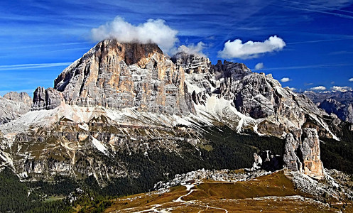 CinqueTorri岩石塔和TofanadiRozes峰顶图片