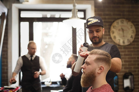 理发师和留胡子的客户在男理发店图片
