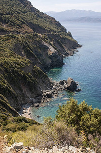 可欣赏到地中海岩石悬崖和被地中海马基图片