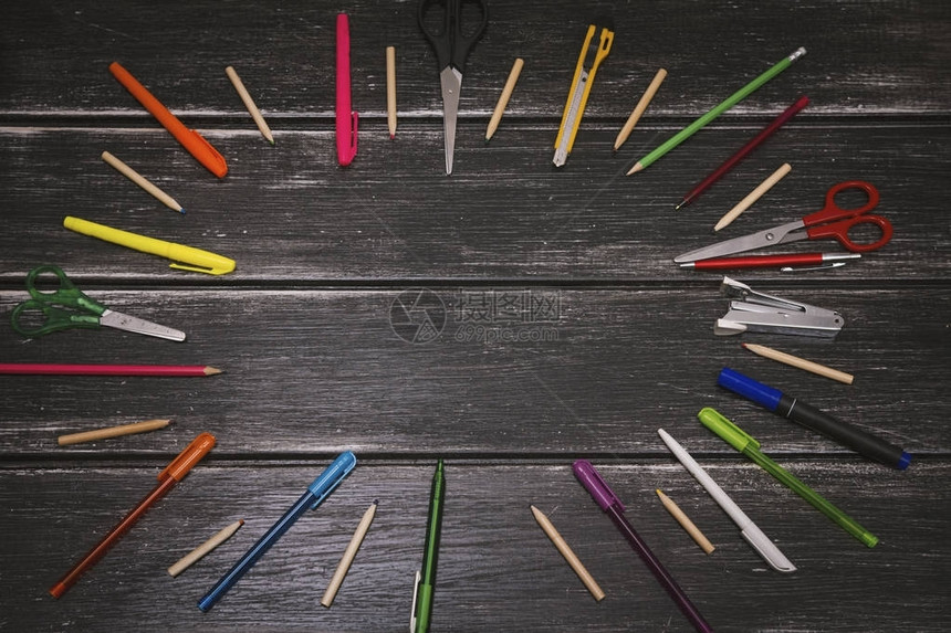 彩色铅笔和材料设备木制背景图片