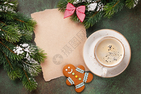 圣诞节愿望咖啡杯和雪树的一块纸带有空图片
