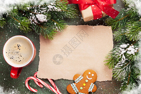 用于圣诞节愿望礼品盒和雪树的一块纸带有空图片