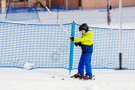 小孩上滑雪缆车上滑雪坡滑雪学图片