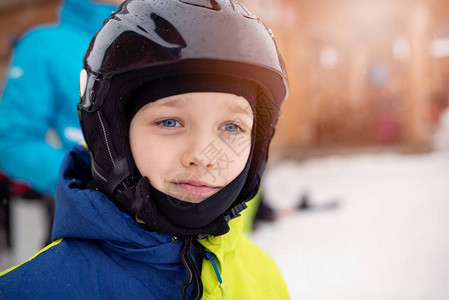 戴滑雪头盔的小背景图片